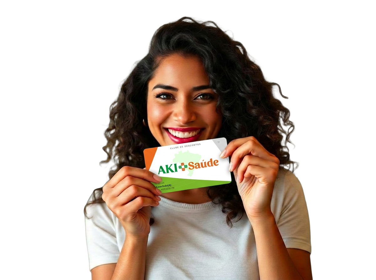 Mulher sorrindo segurando cartão de descontos AKI+Saúde
